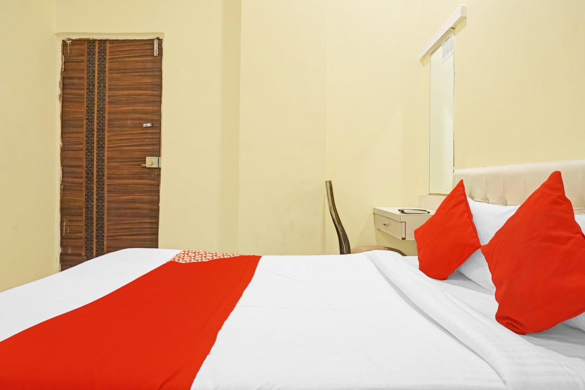 Hotel OYO Flagship 85723 Felicita Nx Mundhva Exterior foto